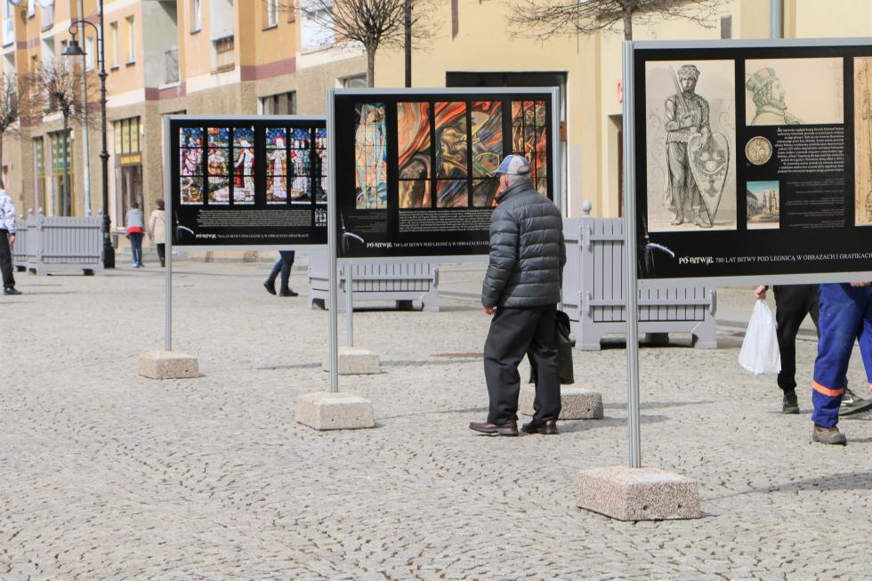Plenerowa wystawa w Rynku z okazji 780 rocznicy bitwy pod Legnicą 